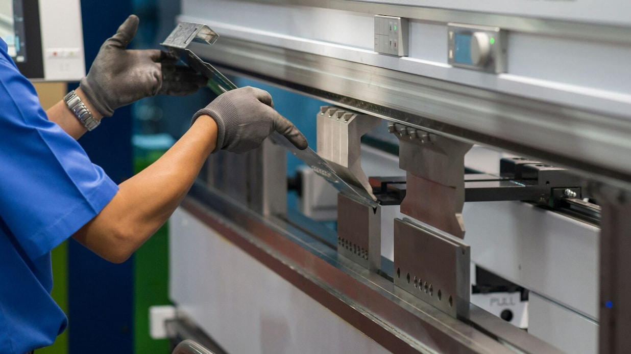¿Cuáles son los conceptos básicos de doblar en una máquina de flexión?